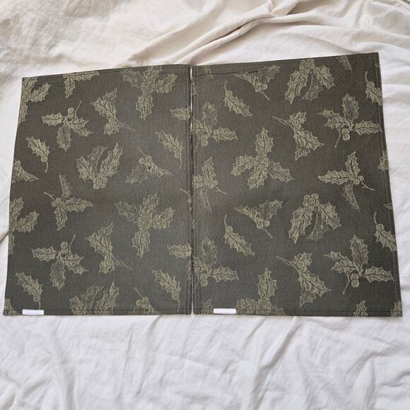 Holly Berry Set of 4 Placemat/Napkin w Gold/Silver Tone Jingle Bell Napkin Rings - Picture 5 of 16